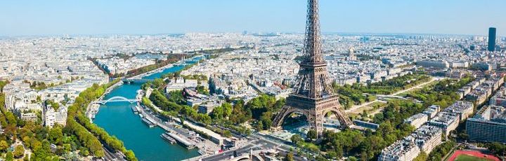 Eine Luftaufnahme von Paris mit dem Eiffelturm und der Seine.