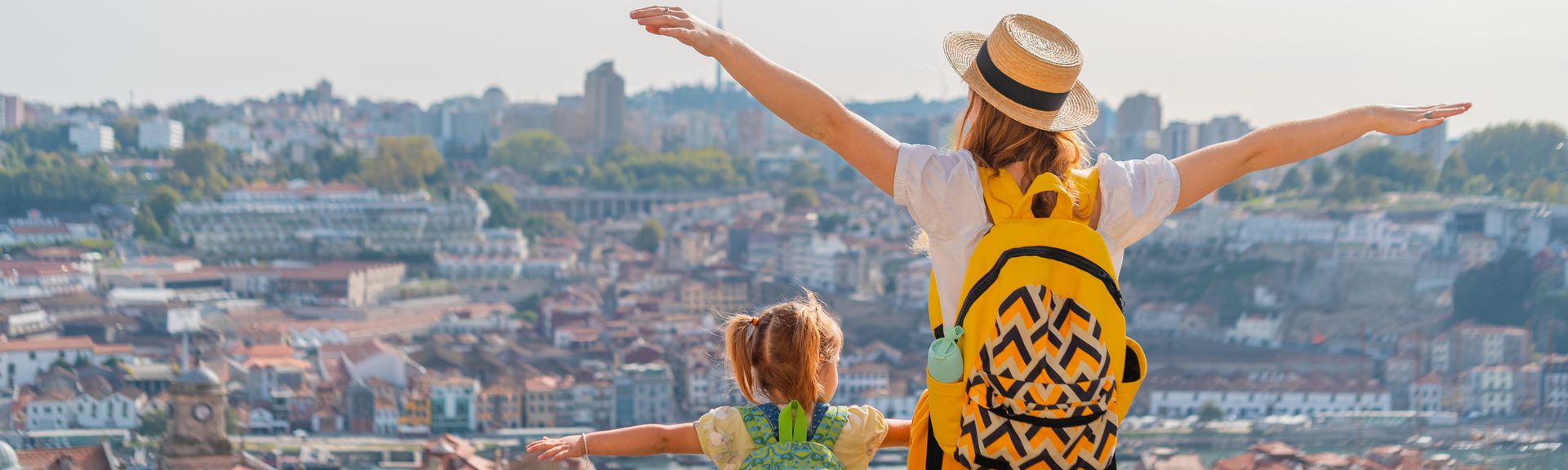 Mutter mit Tochter genießen den Blick auf Porto.