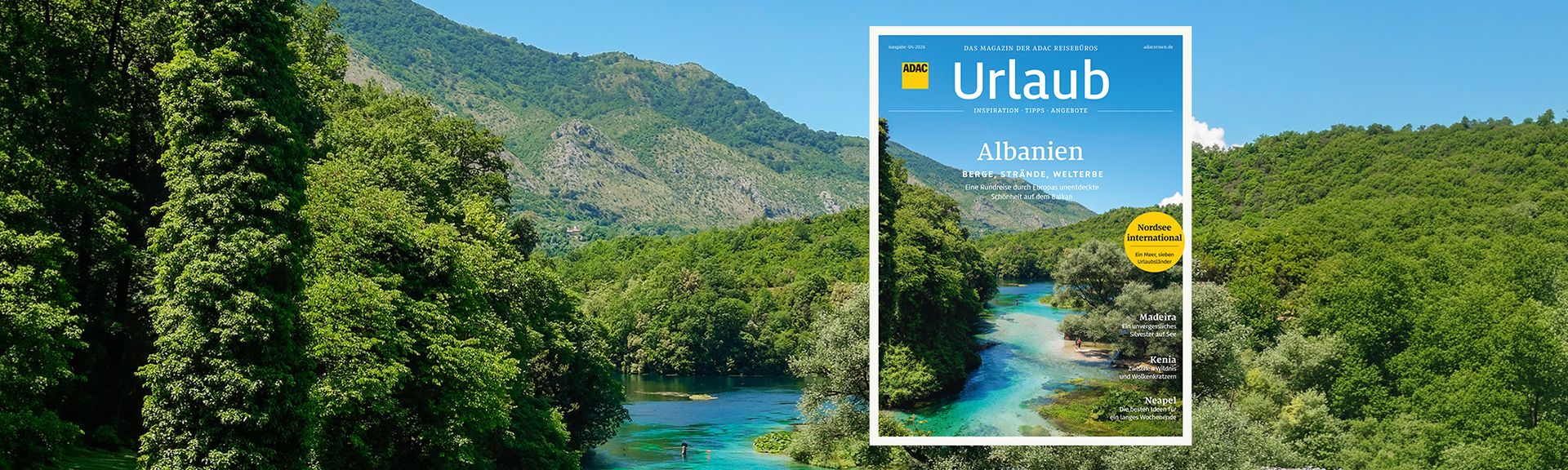 Blick auf blauen See zwischen Wäldern in Albanien