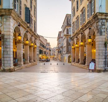 Blick in die Gassen der historischen Altstadt von Korfu-Stadt