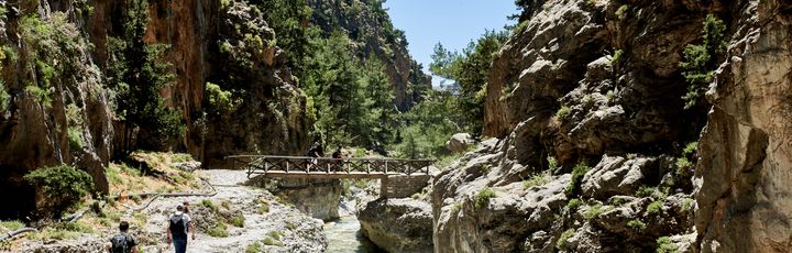 Personen wandern auf einem Pfad durch die Samaria Schlucht