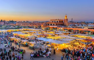 Blick von oben auf den großen Markt von Marrakesch