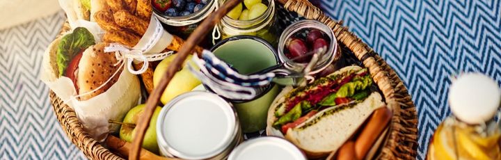 Ein Picknickkorb mit Speisen und Getränken.