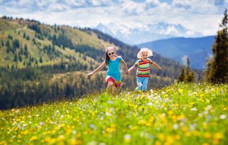 Kinder auf der Wiese 