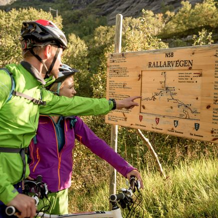 Eine Person mit Rucksack und Wanderstöcken, die eine Wanderung macht.