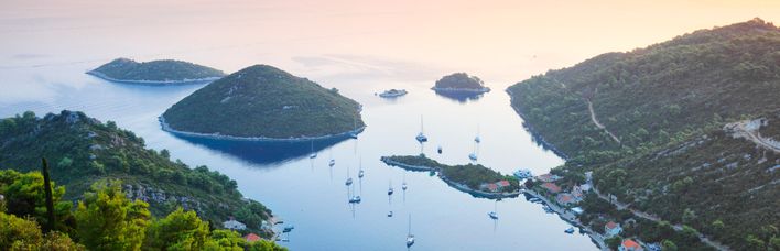 Eine Luftaufnahme einer Insel mit türkisfarbenem Wasser.