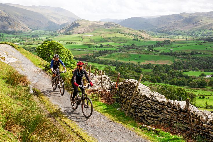 Zwei Radfahrer fahren einen schönen Weg entlang