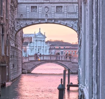 Die Seufzerbrücke in Venedig.
