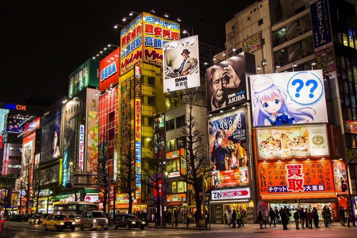 Leuchtende Reklamen im Nachtleben von Akihabara, Tokio – Akihabara zeigt sich als lebendiges Zentrum für Popkultur, Technik und Manga in greller Farbenpracht.