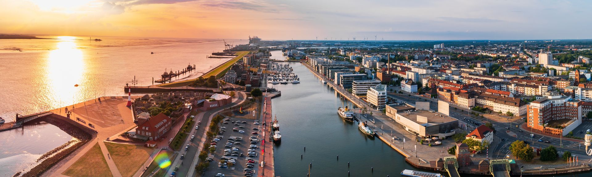 Sonnenuntergang über Bremerhaven mit Häusern und Schiffen