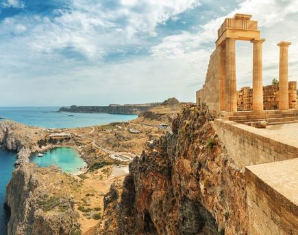 Die Akropolis von Lindos auf Rhodos, Griechenland, auf einem Felsen.