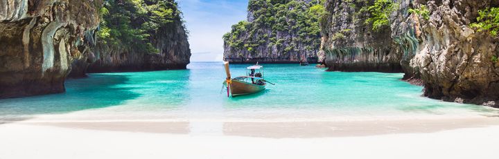 Thai traditionelles hölzernes Longtail-Boot und schöner Strand in der Provinz Phuket, Thailand