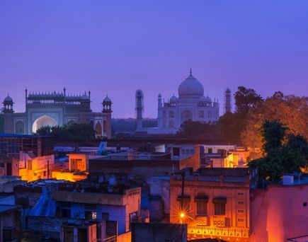 Taj Mahal und Agra Stadt im Morgengrauen