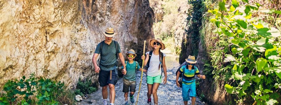 Familie wandert durch eine Schlucht