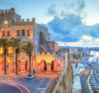 Eine Stadtansicht von Ciutadella auf Menorca mit einer Kathedrale.