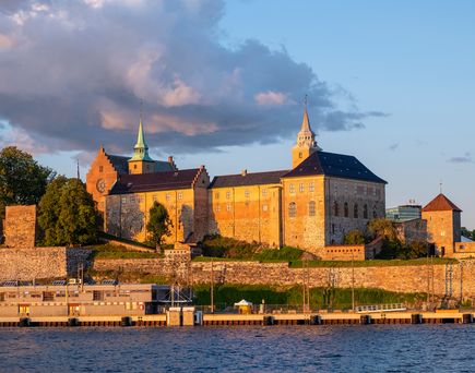 Oslo, Norwegen – Sonnenuntergang über der mittelalterlichen Festung Akershus – Akershus Festung – historische königliche Residenz an der Küste des Oslofjords