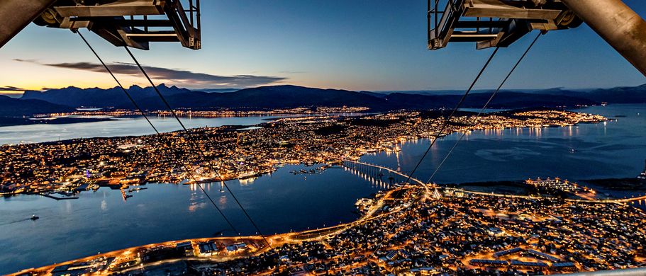 Einen grandiosen Ausblick auf Tromsø genießt man vom Berg Storsteinen – mit der Seilbahn geht es nach oben