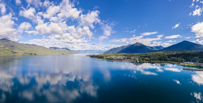 Ein See mit Bergen im Hintergrund