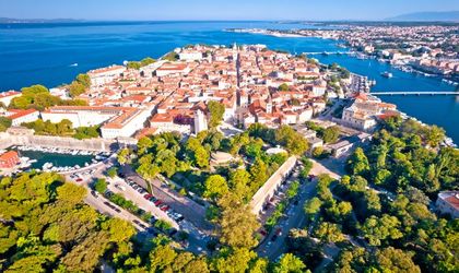 Eine Luftaufnahme von Zadar, Kroatien, mit der Altstadt und dem Hafen.