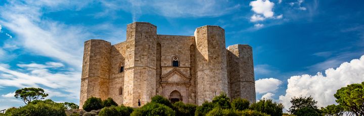 Blick auf Castel del Monte bei strahlendem Sonnenschein.