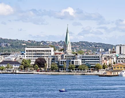 Panorama der norwegischen Stadt Kristansand, vom Meer aus gesehen