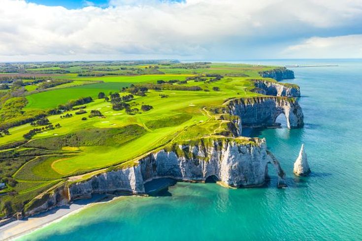 Eine felsige Küstenlinie mit Klippen und dem Meer.