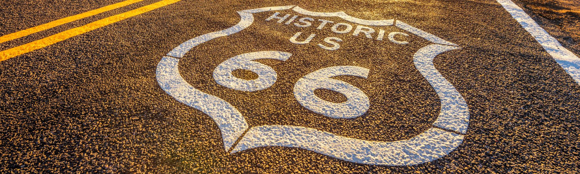 Highway mit aufgemalter Schrift Historic 66