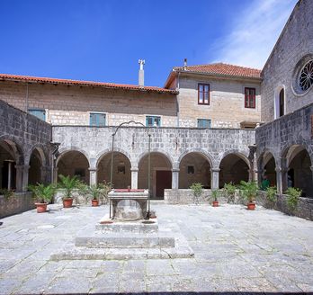 Blick in den Innenhof des Klosters Kosljun.