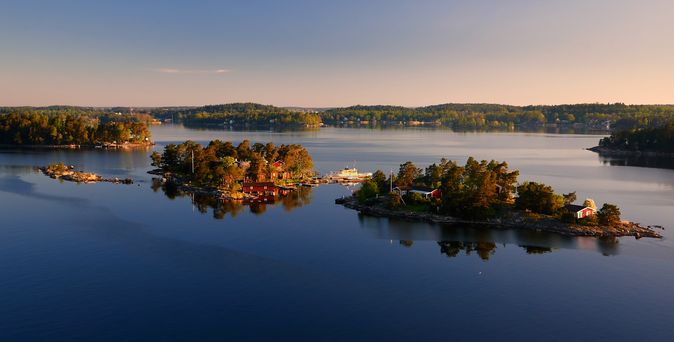 Kleine Inseln in den Stockholmer Schärengärten am Morgen 