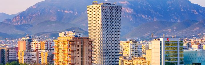 Blick auf die Stadt Tirana vor Gebirge