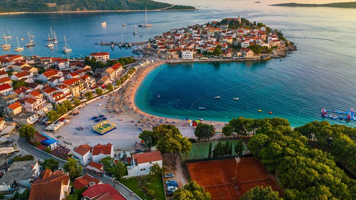 Primosten_Blick auf kleine Bucht und das Meer