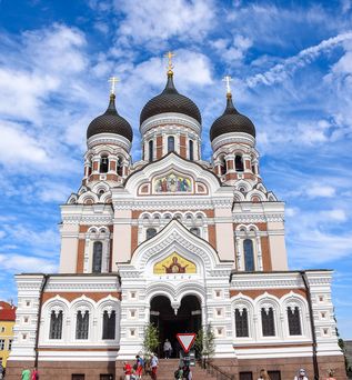 Eine historische Kirche oder Kathedrale mit kunstvollen Türmen und Verzierungen.