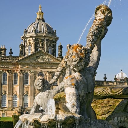 Ein historisches Gebäude mit einer Statue.