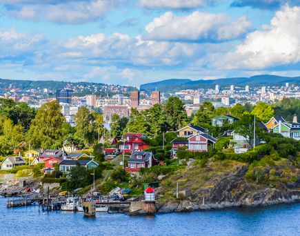 Blick auf Oslo zwischen Stadt und typisch nordischem Cottage