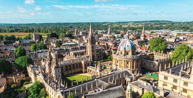 Blick von oben auf die historischen Gebäude der Oxford Universität