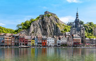 Belgien Blick über das Wasser auf Häuser
