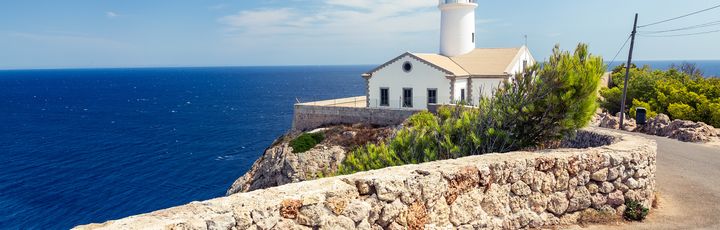 Blick auf den Leuchtturm von Cala Ratjada.