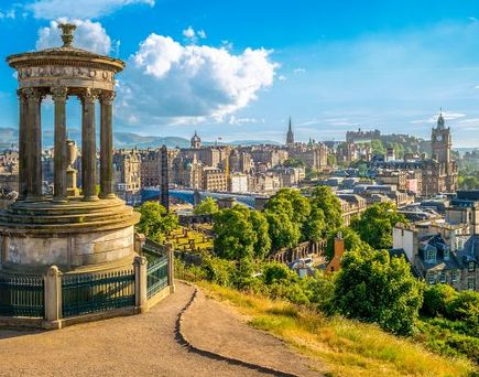 Eine Stadtansicht von Edinburgh, Schottland, mit dem Scott Monument und anderen Gebäuden.