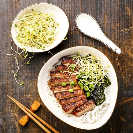 Original-Pekingente mit frischen Bambussprossen auf Reisnudeln 
