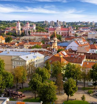 Blick über eine Stadt , blauer Himmel im Hintergrund