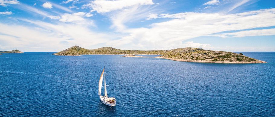Kornaten Kroatien Nationalpark Urlaub Segelboot im Meer vor Insel
