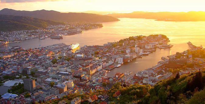 Bergen in Norwegen bei Sonnenuntergang