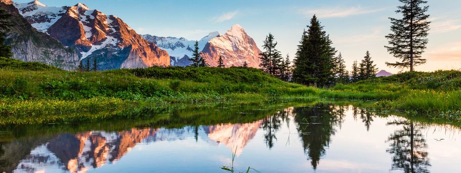 See mit Spiegelung von Bergpanorama
