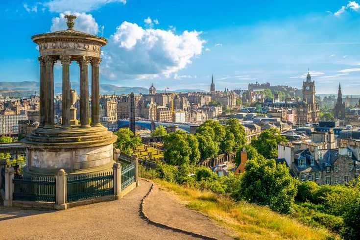 Eine Stadtansicht von Edinburgh, Schottland, mit dem Scott Monument und anderen Gebäuden.