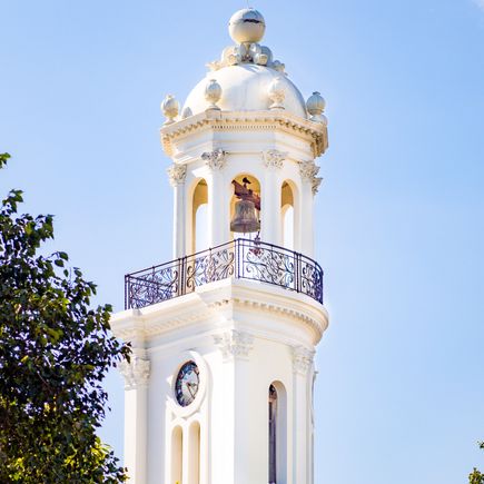 Glockenturm des Palacio Consistorial im Kolonialstil