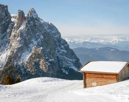 Kleine Hütten säumen die Pisten auf der Seiser Alm