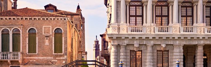 Zwei alte Häuser am Canal Grande, kleine Brücke davor.
