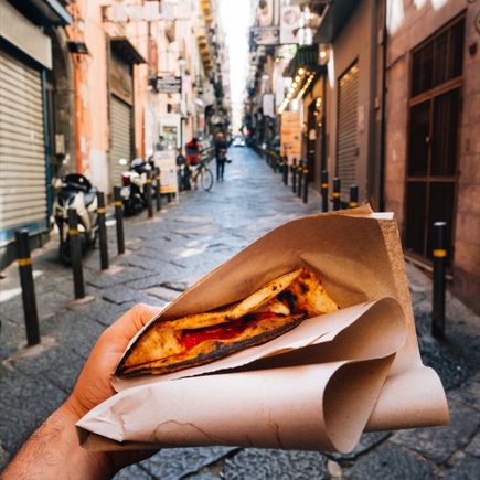 Typische Pizza a Portafoglio in Neapel