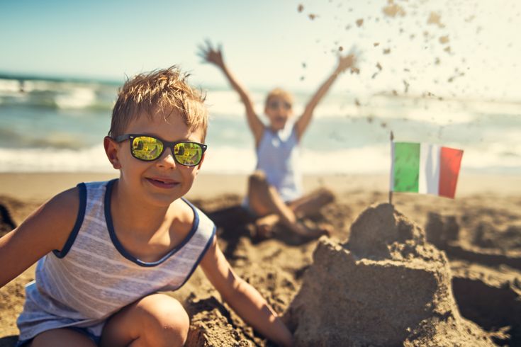 Kinder spielen im Sand