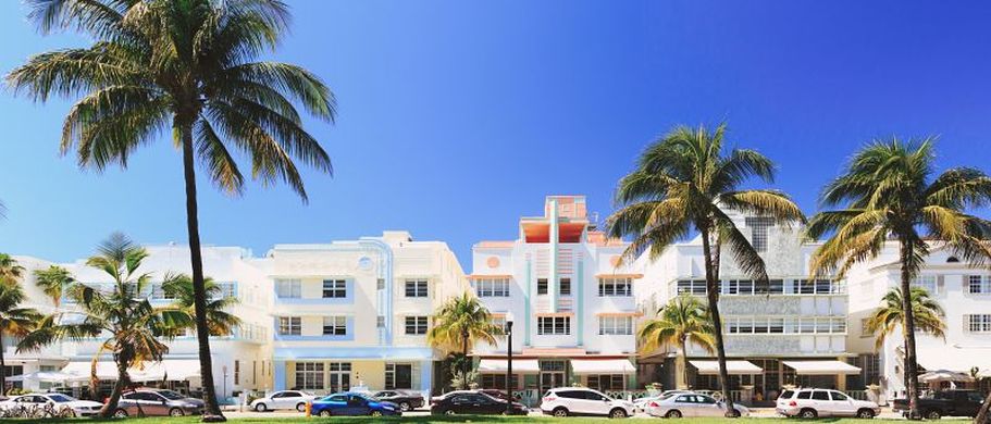 Miami ist neben vielen Sonnenstunden und traumhaften Stränden auch für seine zahlreichen Sehenswürdigkeiten bekannt. Wer touristische Ziele außerhalb von Miami erkunden will, sollte über einen Mietwagen oder Camper nachdenken.  Im Stadtteil Little Havanna taucht man als Besucher mitten in Amerika in das kubanische Lebensgefühl ein. Wer einen Abstecher nach Downtown Miami macht, bekommt einen tollen Einblick in die Kultur, tanzt zu kubanischen Rhythmen und lässt sich die karibischen Köstlichkeiten in den zahlreichen Restaurants schmecken. Der Ocean Drive, eine Straße in South Beach, ist eine der bekanntesten Sehenswürdigkeiten in Miami und sicher auch eine der schillerndsten Stadtteile. Ob durch den Ort schlendern oder mit einem kultigen Wagen wie einem Mustang, Camaro oder Cabrio die Strecke direkt am Strand befahren, der Ocean Drive gehört einfach zum Miami-Kult und ist einen Besuch wert. Entspannung und Ruhe abseits des Trubels findet man im Mangrovensumpf der Everglades, die sich hinter Miami erstrecken. Es bietet sich in einem Miami-Urlaub an, einen Tagesausflug in den Everglades Nationalpark zu unternehmen und an einer geführten Tour auf einem Propellerboot teilzunehmen. Diese führen durch die Sumpfgebiete und ermöglichen es sogar, Alligatoren aus nächster Nähe zu beobachten. In Wynwood und dem Design District gibt es für Kunst- und Kulturinteressierte eine Menge zu entdecken. Bekannt sind hier die Wynwood Walls mit ihren eindrucksvollen Graffiti-Kunstwerken und die vielen Galerien des offiziellen Kunstviertels der Stadt. Das Art Déco District ist ein historisches Viertel aus den 1920er-Jahren im Stadtteil South Beach und vor allem aufgrund seiner vielen Geschichten eine Attraktion. Allen voran die Kult-Serie Miami Vice hat dem Art Déco District zu weltweitem Ruhm verholfen. Kulinarische Leckereien erwarten Sie im Bayside Marketplace. Doch auch anderswo können Sie sich in den zahlreichen leckeren Restaurants rundum verwöhnen lassen.